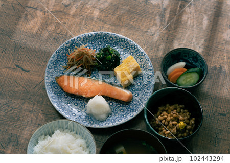 朝陽のあたるターブルに置かれた和食の朝食 102443294