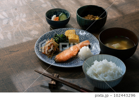 朝陽のあたるターブルに置かれた和食の朝食 102443296