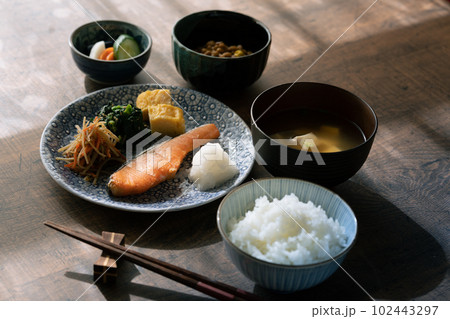 朝陽のあたるターブルに置かれた和食の朝食 102443297