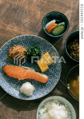 朝陽のあたるターブルに置かれた和食の朝食　縦位置 102443518