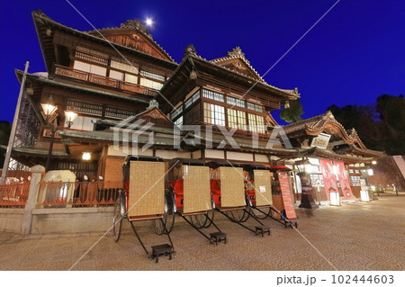 【愛媛県】道後温泉の夜景（道後温泉本館） 102444603