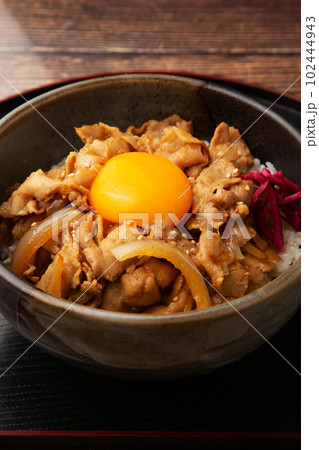 豚バラ肉のスタミナ丼 102444943