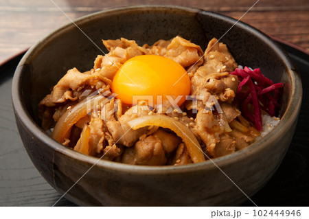 豚バラ肉のスタミナ丼 102444946