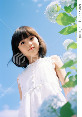 少女 紫陽花 6月のイメージ 梅雨の晴れ間 102445069