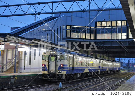 【JR東日本】キハ40形＋キハ48形（奥羽本線：弘前駅） 102445186