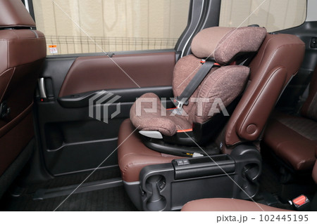 自動車に取り付けたジュニアシート 102445195
