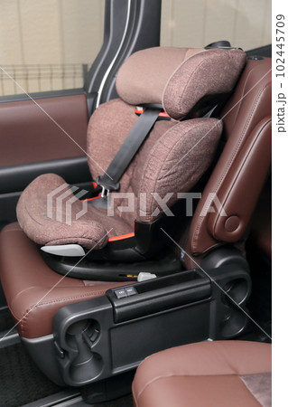 自動車に取り付けたジュニアシート 102445709