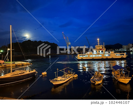 尾道港の夜景_広島県尾道市_夜の桟橋の写真素材 [102446107] - PIXTA