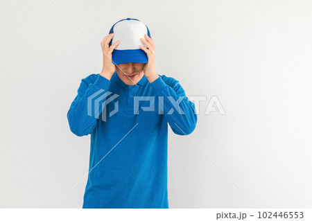 段ボールを持つ引越し業者・配達員の男性（引越し・配達・軽貨物ドライバー・宅配・配達員・宅急便） 102446553