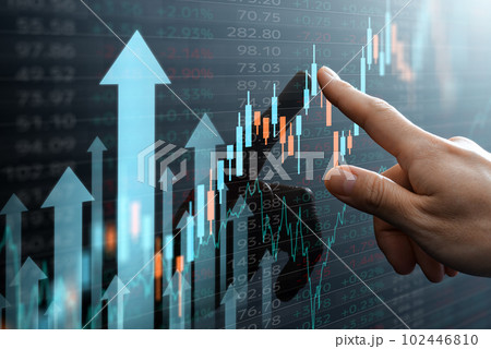 株価の上昇と株式市場のデータ。チャートを指し示す手。多数の上向きの矢印。 102446810