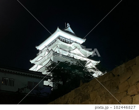 ライトアップされた夜の福山城_広島県福山市 102446827