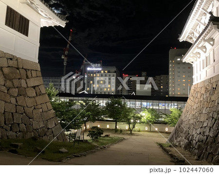 ライトアップされた夜の福山城_広島県福山市 ライトアップされた夜の福山城_広島県福山市 102447060