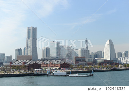 海沿いの街風景 102448523