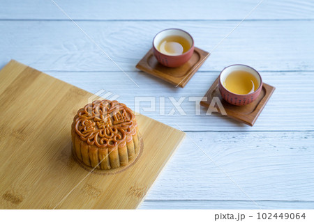 Moon cake served with chinese tea. 102449064