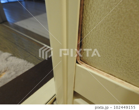 風呂の扉のかび　かび　扉のかび　風呂場の扉 102449155