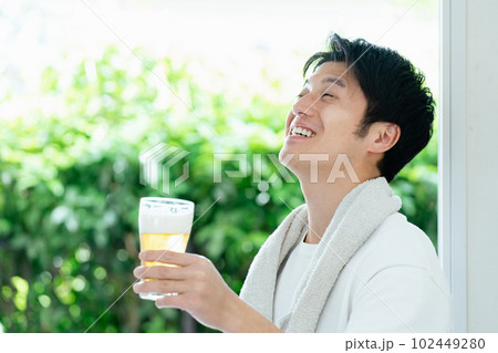 運動後にビールを飲む男性 102449280