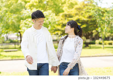 幸せそうなカップルのポートレート 102449675