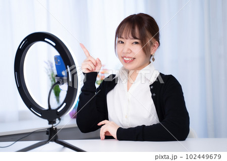優しい雰囲気の日本人女性が自宅からライブ配信を行う 102449679