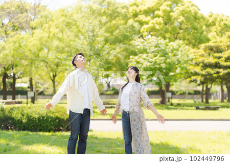 幸せそうなカップルのポートレート 102449796