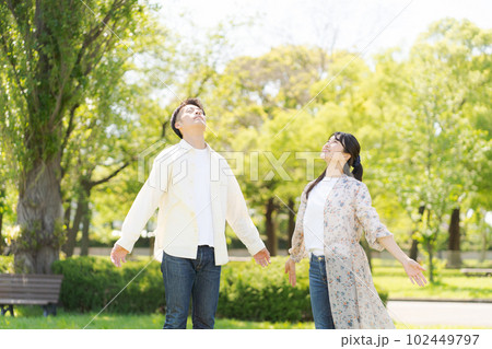 幸せそうなカップルのポートレート 102449797