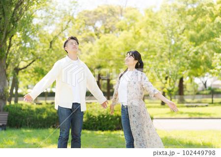 幸せそうなカップルのポートレート 102449798