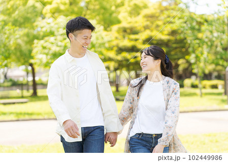 幸せそうなカップルのポートレート 102449986