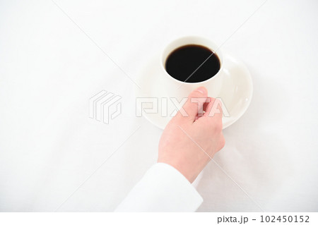 コーヒーカップを持つ女性の手元 コーヒーカップを持つ女性の手元 102450152
