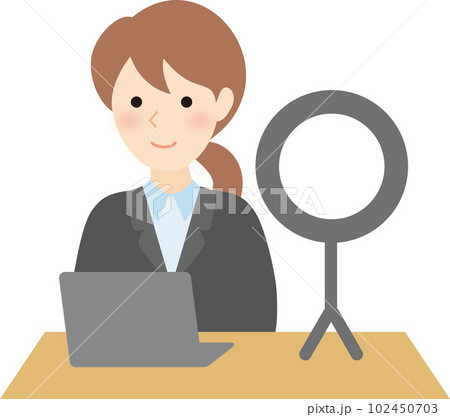 ノートパソコンとライトで配信している女性 102450703