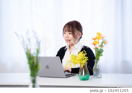 自宅のオフィスでパソコンに向かう事務員風30代の日本人女性 自宅のオフィスでパソコンに向かう事務員風30代の日本人女性 102451205