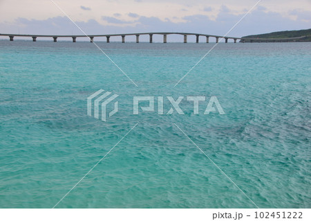 宮古島から眺める来間大橋 宮古島から眺める来間大橋 102451222