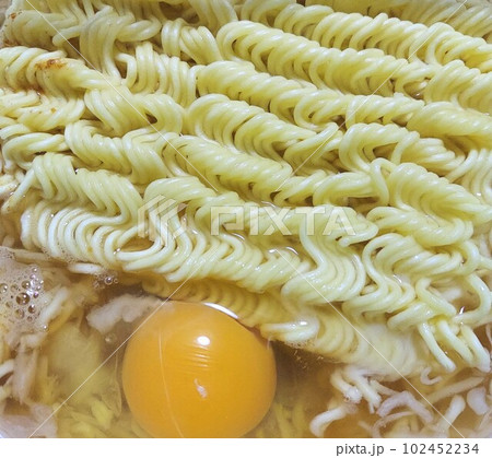 即席乾麺と卵でラーメン 102452234