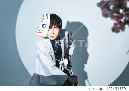 和服を着て刀を構える男の子 102452579