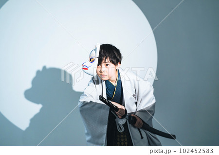 和服を着て刀を構える男の子 和服を着て刀を構える男の子 102452583