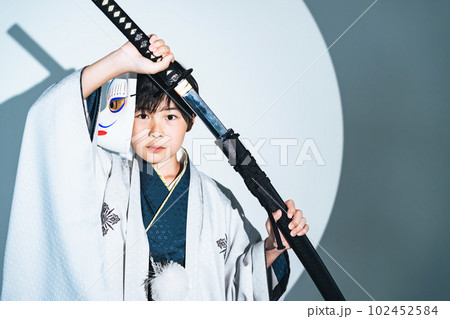 和服を着て刀を構える男の子 和服を着て刀を構える男の子 102452584