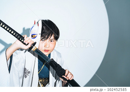 和服を着て刀を構える男の子 和服を着て刀を構える男の子 102452585