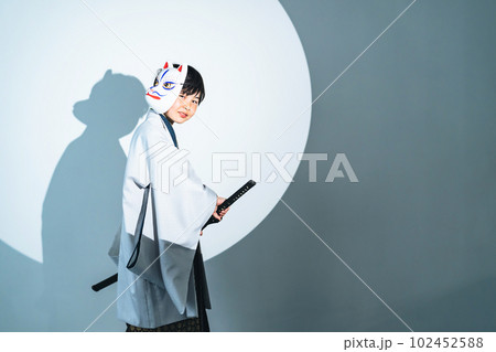 和服を着て刀を構える男の子 和服を着て刀を構える男の子 102452588