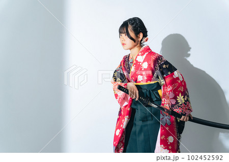 着物を着て刀を構える女の子 102452592