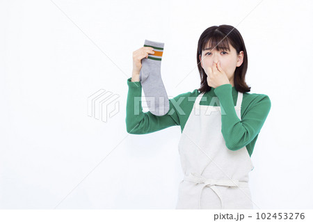 洗濯物の部屋干し臭が臭くて困っている30代の主婦 102453276