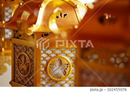 春日大社の金色の灯ろう 102455076