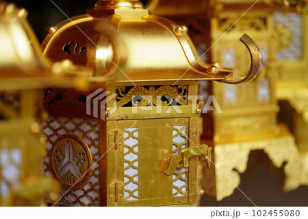 春日大社の金色の灯ろう 102455080