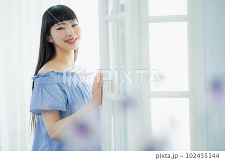 窓辺のロングヘアの女性　　 102455144