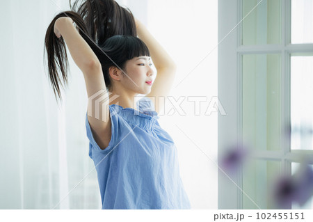 窓辺のロングヘアの女性　　 102455151