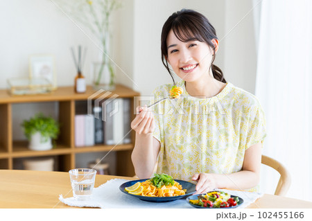 家でパスタを食べる若い女性 102455166