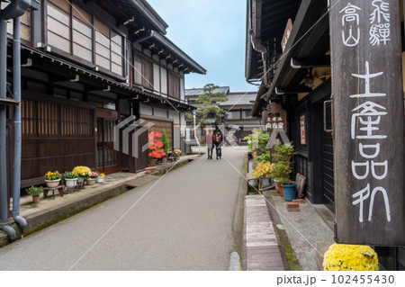 岐阜県高山市　秋の飛騨高山の古い町並 102455430
