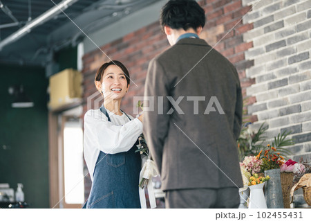 フラワーショップの女性店員 102455431