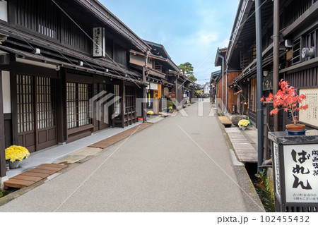 岐阜県高山市　秋のもみじの紅葉が美しい飛騨高山の古い町並 102455432