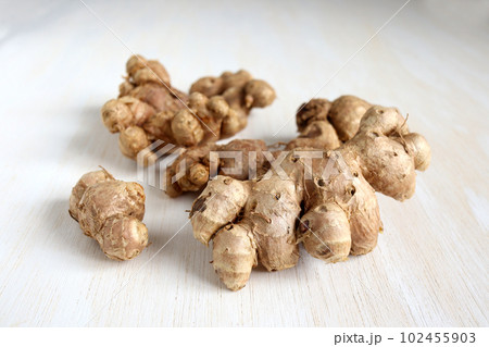 白い木の背景の黒ウコン 102455903