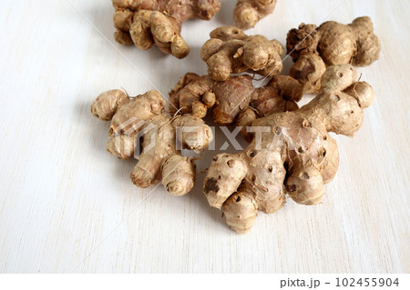 白い木のテーブルのクラチャイダム 102455904