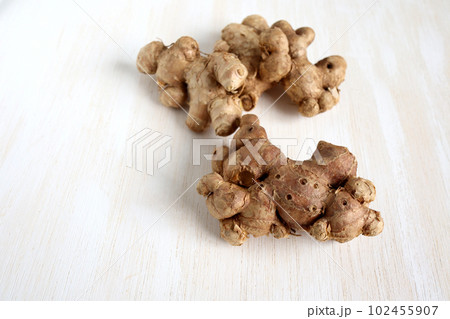 白い木のテーブルの上のブラックジンジャー 102455907