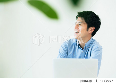 自宅でパソコン操作をする男性 102455957